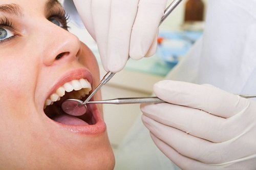 Bọc sứ răng cửa bị lệch theo quy trình chuẩn vô trùng 3